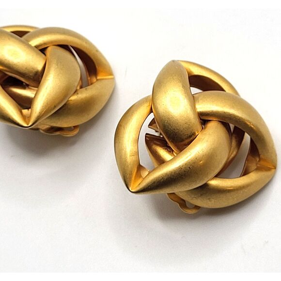 Vintage new love knot clip matte brushed gold earring 1.25in - Picture 5 of 5